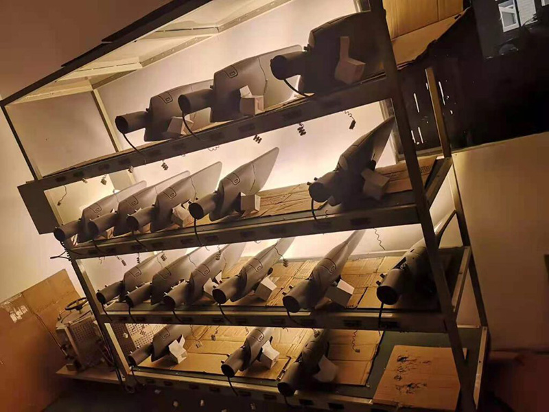 Taybetmendiyên roniyên kolanên LED